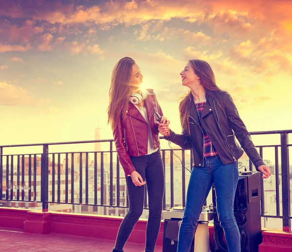 Amici band firls canto karaoke sulla terrazza sul tetto — Foto Stock