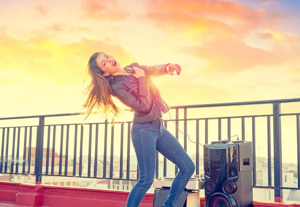 Band girl che canta karaoke all'aperto sulla terrazza sul tetto — Foto Stock