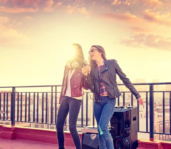 Amici band firls canto karaoke sulla terrazza sul tetto — Foto Stock