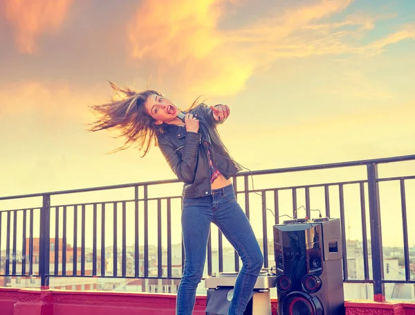 Kapela dívka zpívá karaoke venkovní na střešní terasu — Stock fotografie