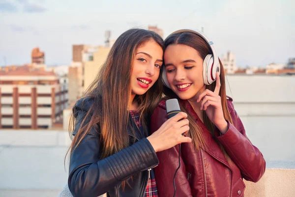 Nejlepší přátelé uživatele kapely dívky zpívají karaoke, venkovní — Stock fotografie