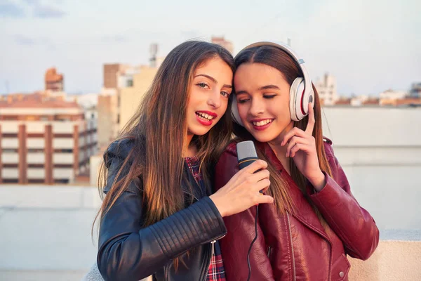 Arkadaşlarım kızlar açık karaoke şarkı grubu — Stok fotoğraf