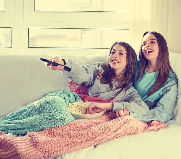 Best friend girls watching TV cinema best friend girls watching — Stock Photo, Image