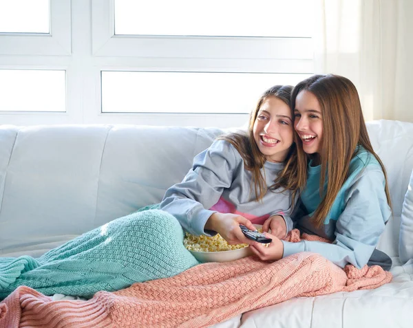 Migliori amiche ragazze guardando il cinema TV migliori amiche ragazze guardando — Foto Stock