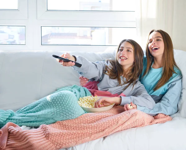 Best friend girls watching TV cinema best friend girls watching — Stock Photo, Image