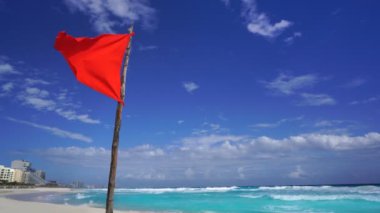 Cancun Beach'te Karayip Riviera Maya Maya Meksika kırmızı bayrak