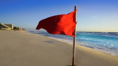 Cancun Beach'te Karayip Riviera Maya Maya Meksika kırmızı bayrak