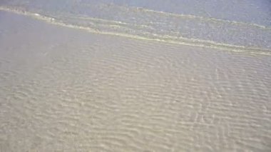 Karayip beyaz kum sahil şeffaf yansıma sığ temiz suda dalgalar