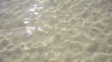 Karayip beyaz kum sahil şeffaf yansıma sığ temiz suda dalgalar