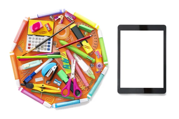 Tablet Okul Malzemeleri Ile Çevrimiçi Öğrenim Beyaza Izole Edilmiş — Stok fotoğraf