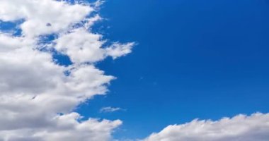 Yazın güneşli bir günde mavi gökyüzü, hareket bulutları.