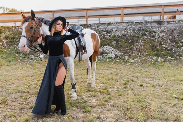 Prachtige Glamour Vrouw Met Een Paard — Stockfoto