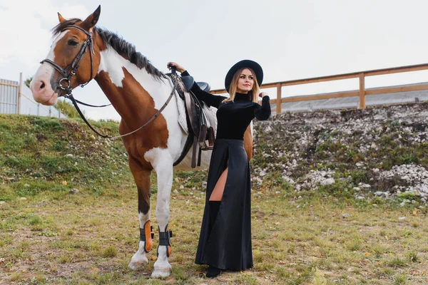Sahilde Atıyla Poz Veren Mutlu Modaya Uygun Genç Bir Kadın — Stok fotoğraf