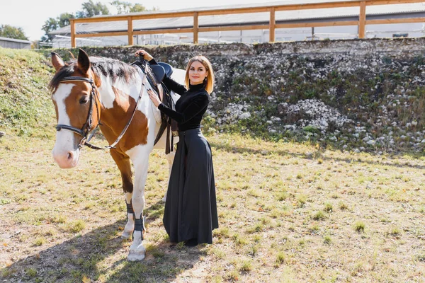 Sahilde Atıyla Poz Veren Mutlu Modaya Uygun Genç Bir Kadın — Stok fotoğraf