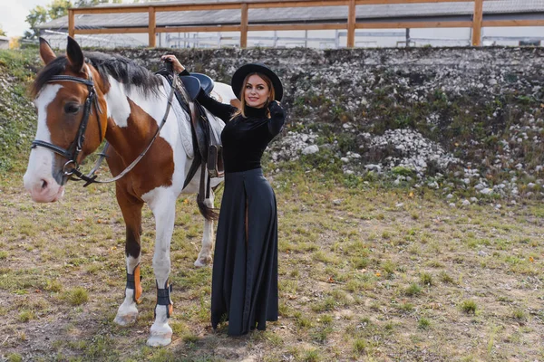 Hermosa Mujer Glamour Con Caballo —  Fotos de Stock