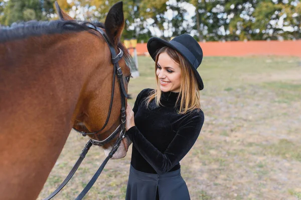 Portret Van Een Jonge Vrolijke Vrouw Met Paard Zomer — Stockfoto