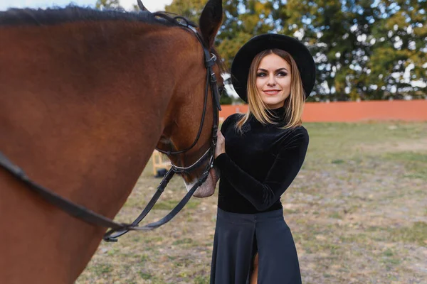 Hermosa Mujer Glamour Con Caballo — Foto de Stock