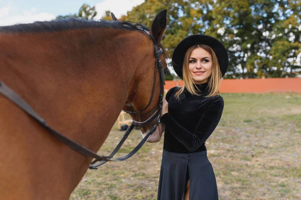 Portret Van Een Jonge Vrolijke Vrouw Met Paard Zomer — Stockfoto