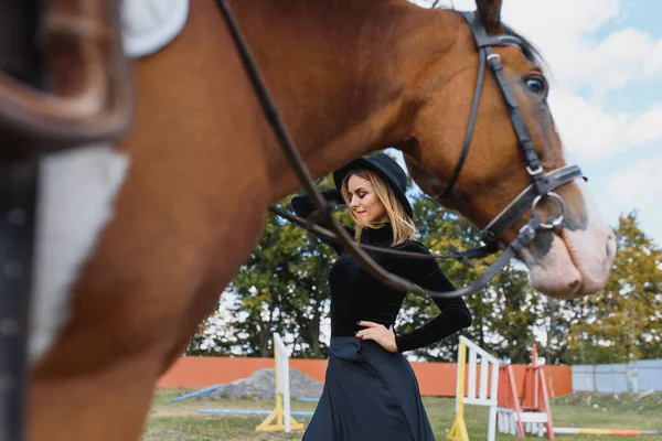 Retrato Mujer Joven Bastante Alegre Con Caballo Verano —  Fotos de Stock