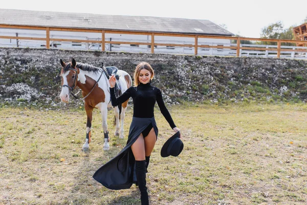 Hermosa Mujer Glamour Con Caballo —  Fotos de Stock