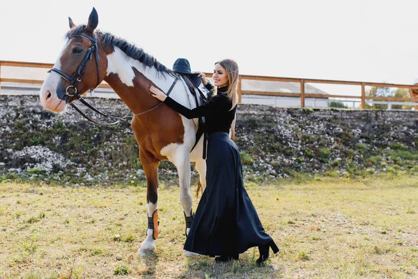 Hermosa Mujer Glamour Con Caballo —  Fotos de Stock