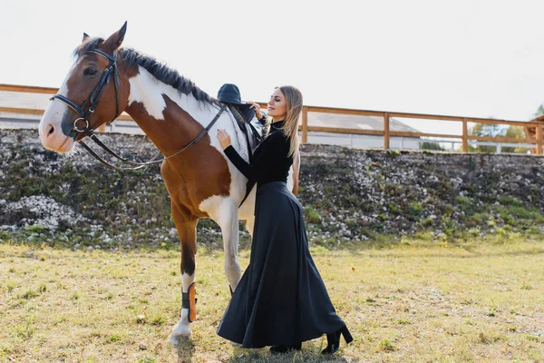 Fashionable Portrait Beautiful Young Woman Horse — Stock Photo, Image