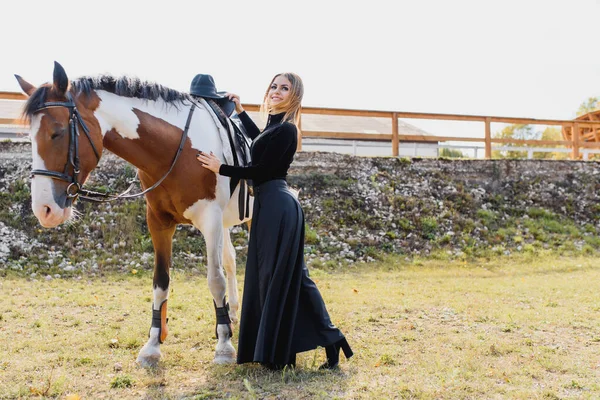 Güzel Bir Genç Kadın Atın Şık Portresi — Stok fotoğraf