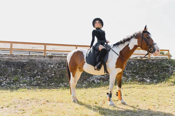 Feliz Jovem Moda Posando Com Cavalo Praia — Fotografia de Stock