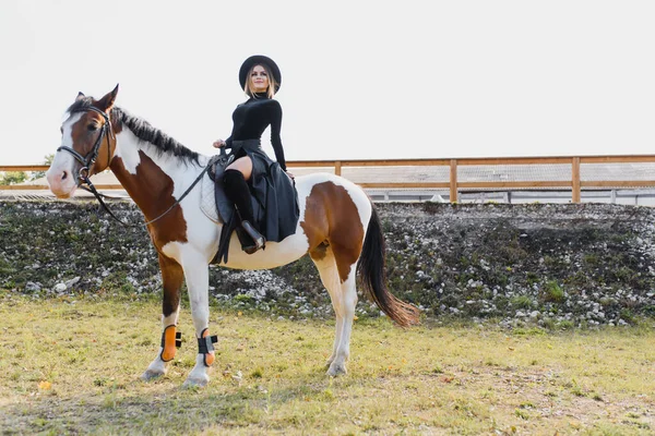 Feliz Jovem Moda Posando Com Cavalo Praia — Fotografia de Stock