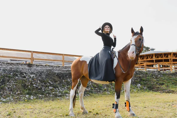 Gelukkige Modieuze Jonge Vrouw Poseren Met Een Paard Het Strand — Stockfoto