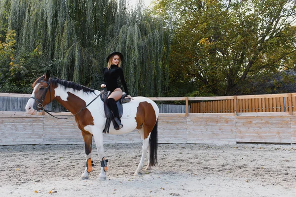 Gelukkige Modieuze Jonge Vrouw Poseren Met Een Paard Het Strand — Stockfoto