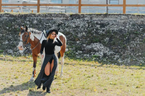 Prachtige Glamour Vrouw Met Een Paard — Stockfoto