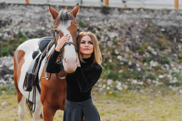 Kahverengi Ata Bakan Genç Bir Fizyoterapist Kadın Omzunda Tepesinde Alnında — Stok fotoğraf