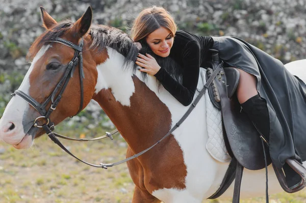 Retrato Jovem Mulher Muito Alegre Com Cavalo Verão — Fotografia de Stock