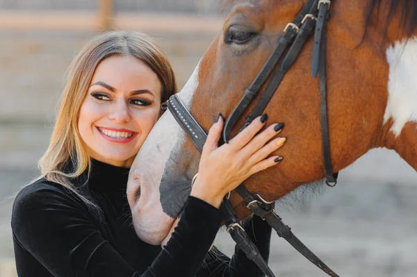 Retrato Mujer Joven Bastante Alegre Con Caballo Verano —  Fotos de Stock