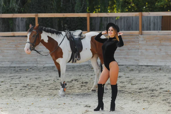 Jovem Mulher Sexy Com Cavalo — Fotografia de Stock