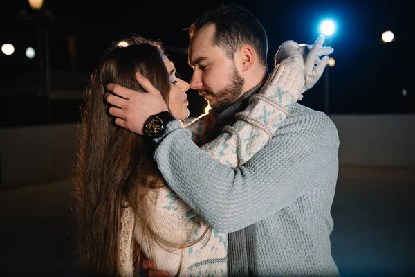 Date Liebhaber Auf Schlittschuhen Winter Konzept Der Weihnachtsfeiertage Pflege Des — Stockfoto