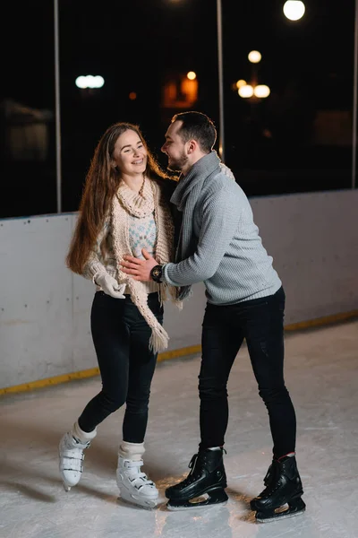 Patins Inverno Casal Amoroso Mãos Dadas Rolando Ringue Iluminação Fundo — Fotografia de Stock