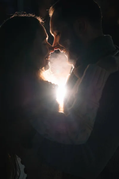 Casal Atraente Feliz Mercado Natal Noite Bela Bokeh Luzes Fundo — Fotografia de Stock