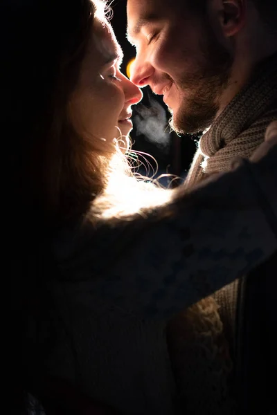 Casal Atraente Feliz Mercado Natal Noite Bela Bokeh Luzes Fundo — Fotografia de Stock