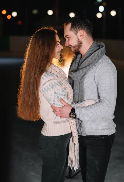 浪漫的情侣约会 在寒冷的冬日里 这对年轻夫妇一起站在露天冰场上 — 图库照片