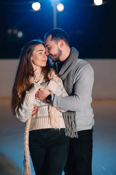 Tema Pista Pattinaggio Ghiaccio Coppia Amorevole Incontrando Giovani Persone Alla — Foto Stock