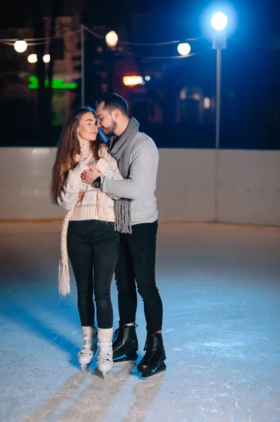 与冬季溜冰场的恋人约会 圣诞假期的概念 关心你所爱的人 — 图库照片