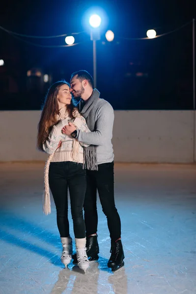 Casal Pista Cidade Uma Noite Inverno Cara Ajudando Menina Agradável — Fotografia de Stock