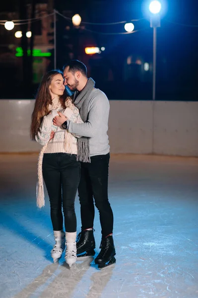 Tema Skridskobana Och Kärleksfullt Par Träffa Unga Eleganta Människor Rida — Stockfoto