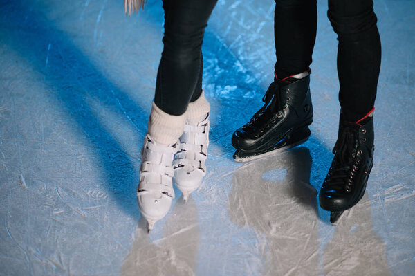 Романтическая пара на свидании. Молодая пара, стоящая вместе на открытом катке в снежном зимнем ландшафте