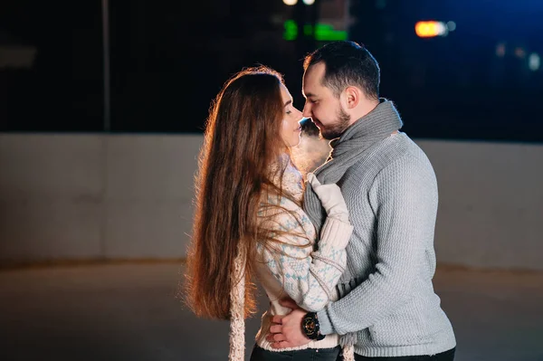 Date Liebhaber Auf Schlittschuhen Winter Konzept Der Weihnachtsfeiertage Pflege Des — Stockfoto