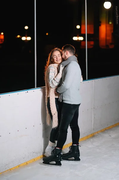 Schaatsen Thema Ijsbaan Verliefde Paar Jonge Modieuze Mensen Ontmoeten Rijden — Stockfoto