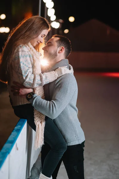 Amantes Encontros Patins Pista Inverno Conceito Férias Natal Cuidar Seu — Fotografia de Stock