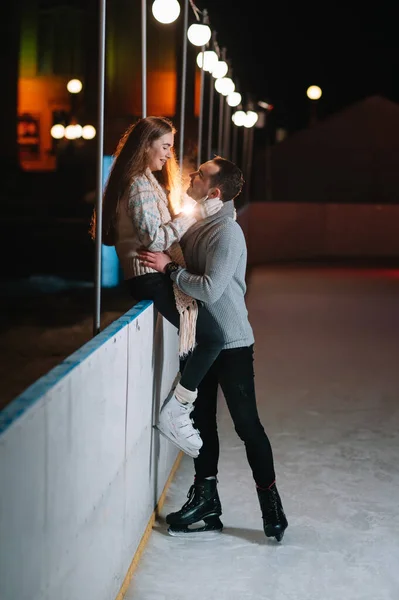 Young Couple Love Date Ice Rink Girl Sitting Guardrail Kiss — Stock Photo, Image